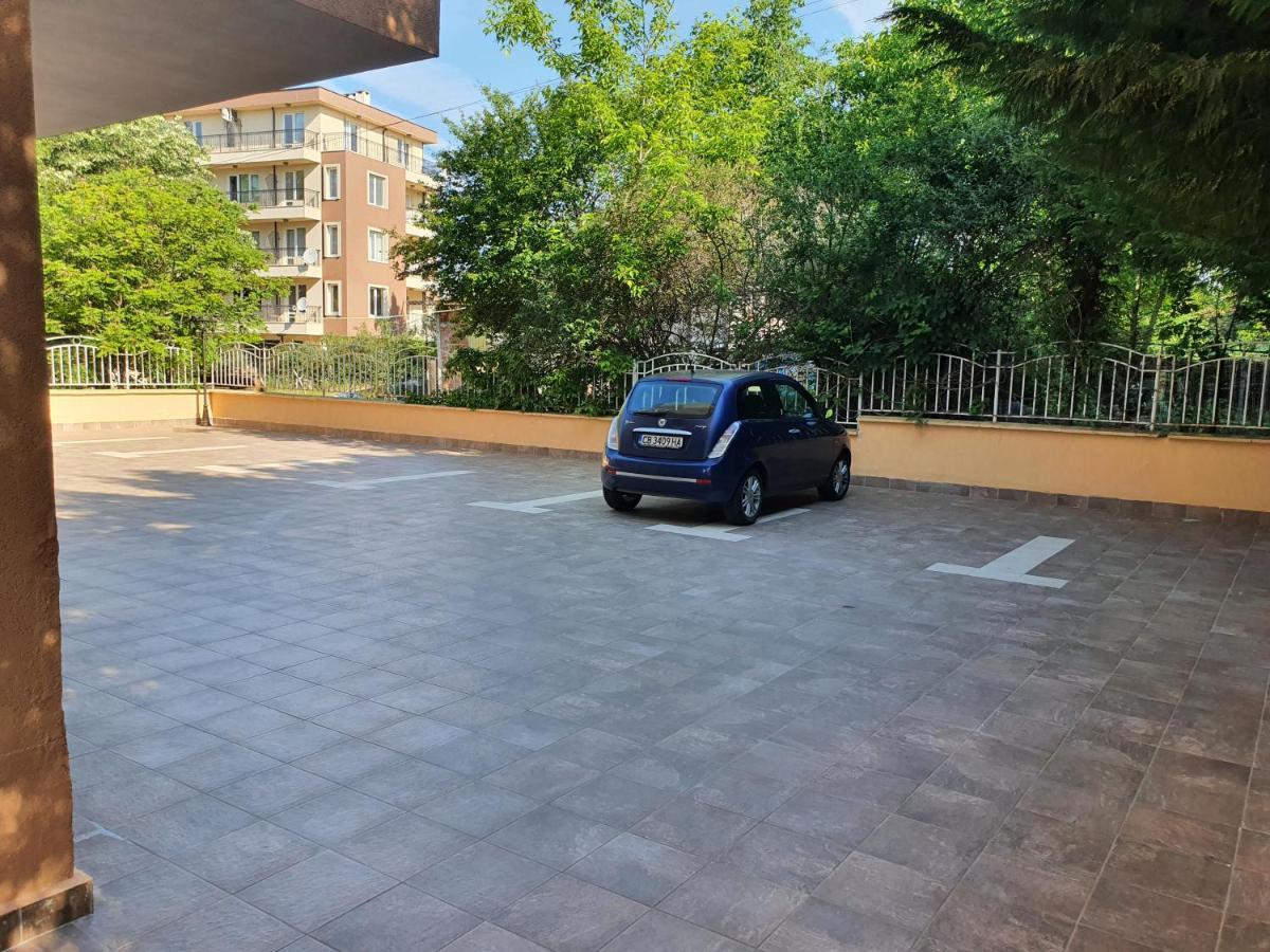 נסבר Hotel Capri מראה חיצוני תמונה